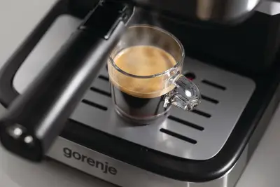 Aparat per kafe Gorenje per pergatitje espresso te fresket ne shtepi me krem te bute dhe shije te pasur kafeje