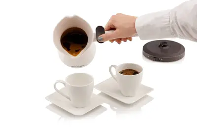Aparat kafe turke Gorenje me doreze ergonomike dhe mbeshtetje gishti per kapje te sigurt dhe hedhje te kontrolluar