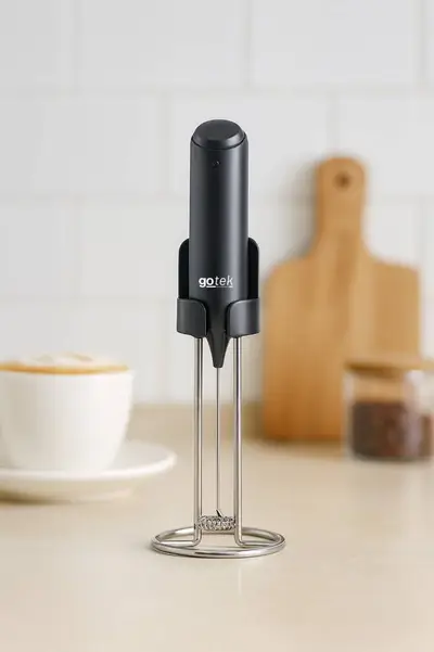 Shkumues qumeshti elektrik per kafe kapucino me shkume te bute si ne kafene per latte dhe kakao