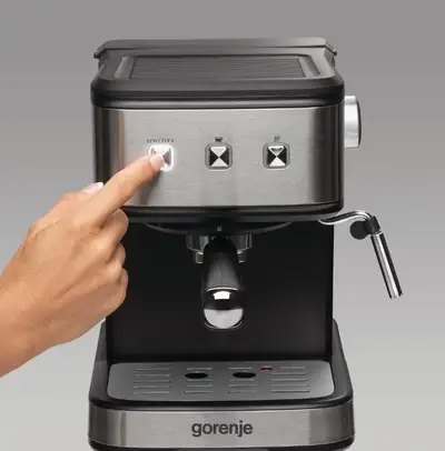 Aparat per kafe Gorenje me butona prekje dhe kontroll manual te sasise per pergatitje espresso dhe kapuccino ne shtepi