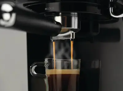 Aparat per kafe Gorenje me sistem presioni 15 bar per espresso aromatike me krem te arte dhe shije te forte kafeje